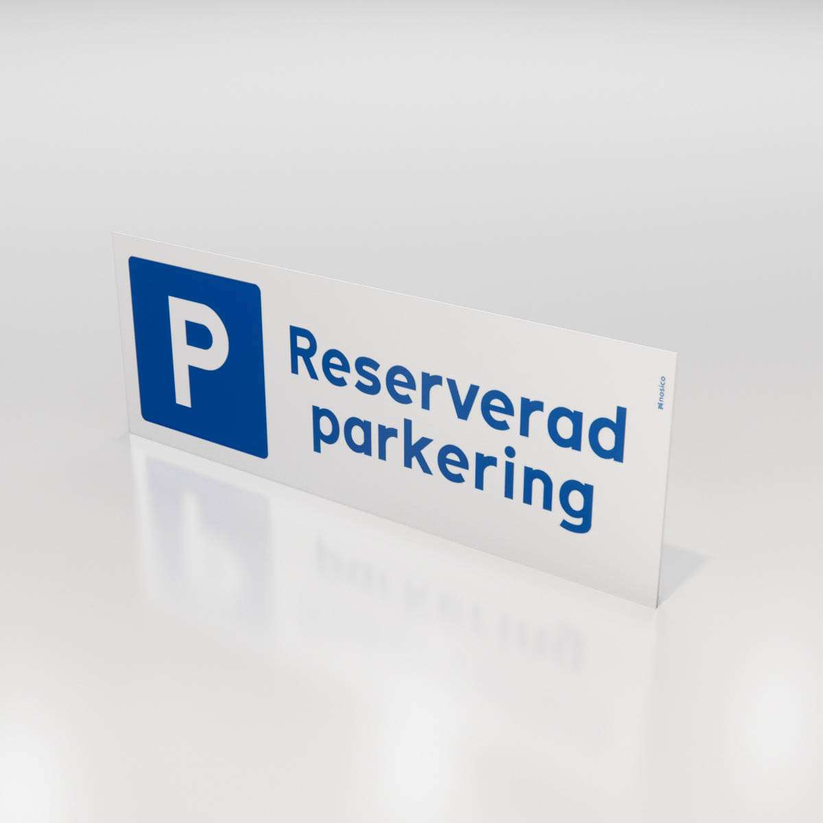 Skylt med symbol för parkering (P) samt texten 'Reserverad parkering' för enkel identifiering av reserverade parkeringsplatser